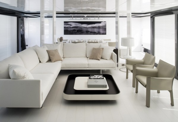 Yacht de luxe à moteur Arcadia JURATA intérieur spacieux et lumineux