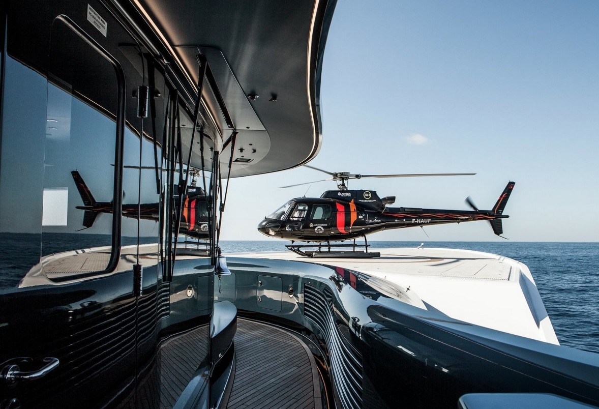 yacht de luxe helicopter