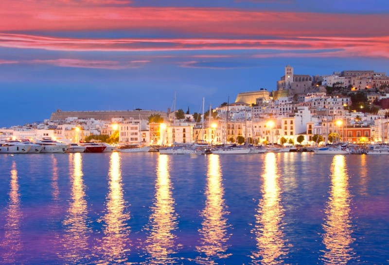 Ibiza: Bien plus qu’une Destination de Fête, une Île Fascinante à Découvrir en Location de Yachts