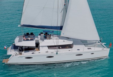 NENNE – new charter sailing cat, award-winning crew