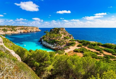 7 Stunning Reasons to Charter a Luxury Yacht in Mallorca