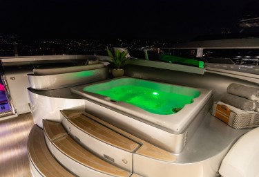 SILVER WIND Jacuzzi at Night